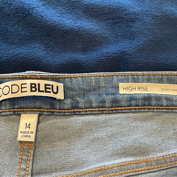 Women’s Code Bleu Jeans Size 14 High Rise Frayed Skinny Ankles - Picture 8 of 9